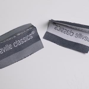 Étiquettes de vêtement tissées pliées personnalisées de haute qualité Étiquettes de vêtements en coton polyester de qualité supérieure Impression de logo haute définition en gros - Product Image 3