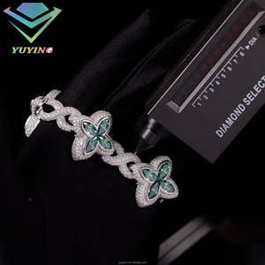 สร้อยข้อมือเงินแท้ 925 ชุบทอง 18k ประดับเพชรทรงโคลเวอร์แบบ Iced Out พร้อมโซ่ Cuban Link ประดับเพชร Moissanite สี D ระดับ VVS พร้อมใบรับรอง GRA สไตล์ฮิปฮอป - Product Image 4