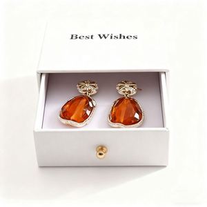 Boîte cadeau personnalisable en gros pour bijoux avec poignée et insert en éponge pour bagues, boucles d'oreilles, colliers, bougies - Product Image 3