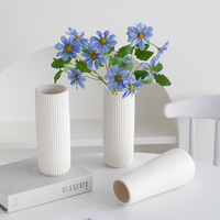 Vase de table en céramique blanche bisque moderne fait à la main avec des rayures, herbe de la pampa, décoration de salon, hôtel, mariage