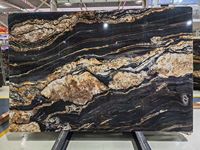 Dalles de sol sculpturales en quartzite soyeux doré brésilien poli, grandes dalles intérieures avec veines métalliques liquides, pour îlots et sols dorés