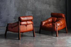 Fauteuil en bois et cuir de style moderne du milieu du siècle avec appui-tête rembourré, canapé individuel pour hall d'hôtel de luxe - Product Image 2