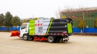 Camion balayeuse routière avec pelle à neige, réservoir d'eau de 1,5 m³ et bac à poussière de 4 m³, vente directe d'usine, véhicule de nettoyage de rue personnalisable