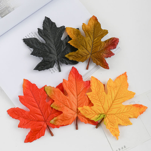 Grandes <span class=keywords><strong>feuilles</strong></span> <span class=keywords><strong>d</strong></span>'érable artificielles jaunes en plastique pour <span class=keywords><strong>décoration</strong></span> de mariage, de Noël et <span class=keywords><strong>d</strong></span>'<span class=keywords><strong>automne</strong></span> - Product Image 1