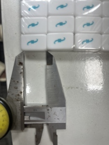Fichas de Mahjong de Plástico Modernas Impresas Personalizadas, Piezas Cuadradas Blancas con Diseño de Símbolos de Colores, Portátiles para Viajes y Entretenimiento - Product Image 3