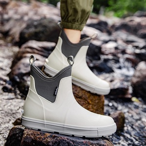 Bottes de pluie imperméables en néoprène mi-mollet en PVC pour l'hiver, unisexe ; surchaussures durables multicolores pour la randonnée et la pêche en extérieur - Product Image 1