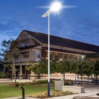 Lampadaire solaire tout-en-un 80W Chargement double face 12800Lm LED Contrôleur MPPT en aluminium moulé sous pression IP67 pour l'éclairage routier