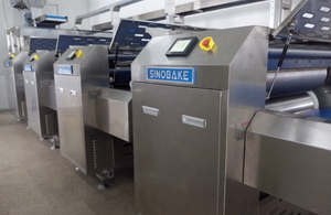 เครื่องหมุน SINOBAKE ประหยัดพื้นที่ <span class=keywords><strong>90</strong></span> องศา 180 องศา พร้อมสายพานลำเลียงแบบเรียบ สำหรับสายการผลิตบิสกิต - Product Image 3