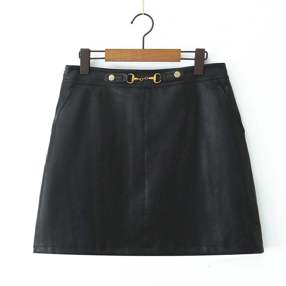 กระโปรงสั้นสีดำในเวลากลางคืน