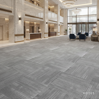 Dalles de moquette modulaires texturées grises, idéales pour les salons, les bibliothèques et les zones de lecture