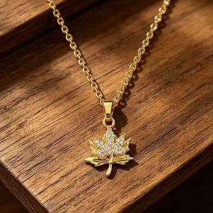Collier en Chaîne à Maillons en Acier Inoxydable Plaqué Or <span class=keywords><strong>de</strong></span> Luxe avec Feuille d'Érable et Cristal, Collier Tendance pour Anniversaire - Product Image 4