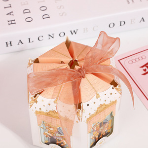 Vente en gros Boîte à bonbons de mariage hexagonale Carrousel pliable et coffrets cadeaux créatifs pour la fête des enfants au chocolat - Product Image 5