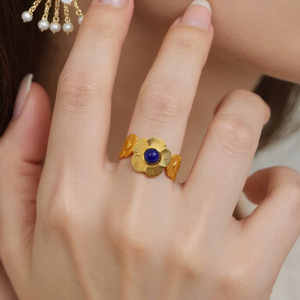 Bague en or en forme de fleur avec incrustation de pierre bleue pour femme, à porter au quotidien - Product Image 1