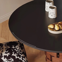 Table à manger ronde en pierre frittée noire Wabi Sabi de style vintage français, noyer du milieu du siècle, écologique et durable pour appartement et hôtel