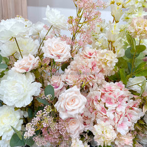 Fila di Fiori Artificiali Best Seller: Rose Bianche, Ortensie Rosa e Piante Verdi per Centrotavola di Matrimoni ed Eventi - Product Image 4