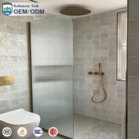 Paroi de douche moderne en verre trempé cannelé arqué, panneau fixe avec cadre doré, séparateur de salle de bain pour salle de bain à accès direct, cloison de salle de bain humide pour projets