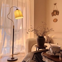 Canapé rétro Nanyang, table de style américain haut de gamme pour ambiance de pêche, lampe sur pied de style français pour lecture, salon