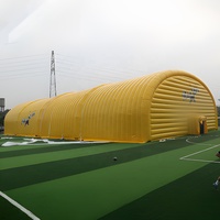 Terrain de sport gonflable géant en PVC jaune coupe-vent sur mesure pour le football, arène sportive, dôme gonflable, tunnel gonflable