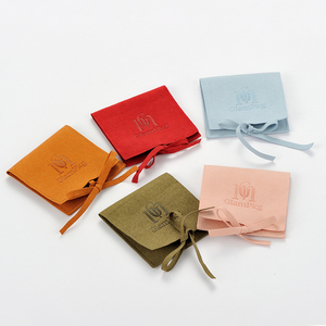 <span class=keywords><strong>Pochette</strong></span> à Bijoux Plate en Velours GLAMPKG avec Logo Personnalisé, <span class=keywords><strong>Pochette</strong></span> Colorée en Microfibre pour Colliers, Bracelets <span class=keywords><strong>et</strong></span> Bagues avec Lien - Product Image 4