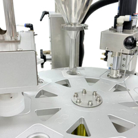 Machine de remplissage et de scellage pour gobelets en plastique avec système d'emballage alimentaire entièrement automatique à table rotative et dosage de film métallisé
