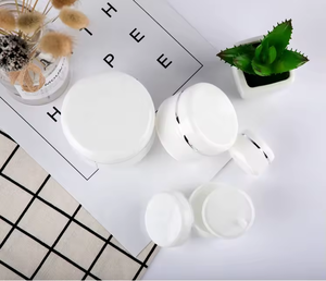 Flacon de lotion adapté aux avions, en PP blanc avec accent argenté - Product Image 4