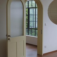 Porte en bois massif cintrée moderne française personnalisable avec vitrage décoratif pour salon et chambre
