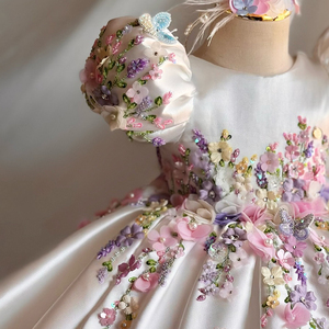 Abito da Bambina di Lusso Fatto a Mano su Misura con Maniche a Sbuffo e Perline Bianche, Elegante Vestito da Cerimonia con Ricami Floreali Fatti a Mano - Product Image 4