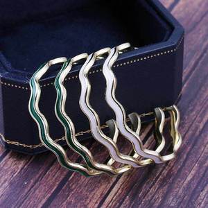 Orecchini Pendenti con Texture Ondulata per Donne, Eleganti Gioielli a Goccia con Effetto Increspato - Product Image 1