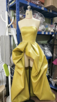 Robe de soirée en satin LM D385 Chartreuse à col halter, corsage ajusté, fente haute ample, superpositions volumineuses et traîne au sol, robe de cérémonie