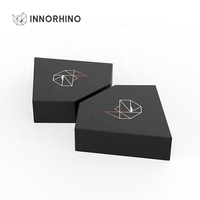 Boîte cadeau rigide haut de gamme pour bijoux avec couvercle et logo personnalisé |   Boîte en papier noir de qualité supérieure avec gaufrage et éponge pour emballage de bijoux et de mariage