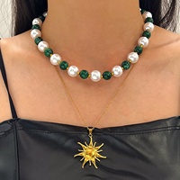 Collier rétro vert perle superposé avec pendentif soleil doré, chaîne double brin en acier inoxydable, style luxe léger et de niche