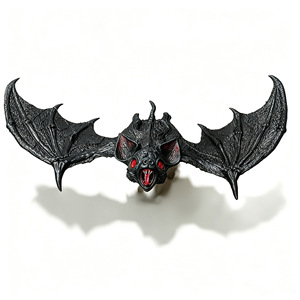 Colgante de murciélago gigante realista de Halloween con ojos rojos y colmillos, decoración de plástico para escenas de fiestas en casas embrujadas - Product Image 4