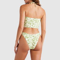 Fabrieksontwerp van een stijlvolle bikini met palmboomprint, halternek, U-hals, Hawaiiaans model, op maat gemaakte elastische bikini van gerecycled nylon.