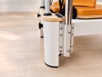 Tour de Pilates Reformer en alliage d'aluminium avec barre de pieds réglable, barre de résistance à ressort et cadre blanc