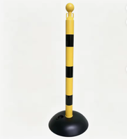Poteau de signalisation jaune et noir en plastique avec base ronde lestée, borne de délimitation routière pour la sécurité des parkings