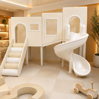 Équipement de jeu intérieur commercial avec toboggan en spirale et filet d'escalade, aire de jeux personnalisée pour enfants, idéale pour les garderies et les cafés ludiques