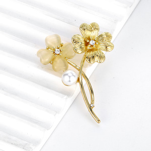 เข็มกลัดรูปใบโคลเวอร์สี่แฉก ชุบทอง ประดับด้วยหิน สำหรับงานแต่งงาน งานหมั้น ของขวัญสำหรับทุกเพศ - Product Image 3