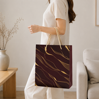 Sac cadeau de luxe en papier bordeaux avec motif ondulé doré et poignée en corde de chanvre pour mariage et emballage de bijoux