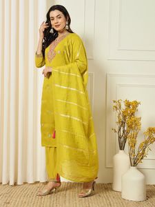 Diseño atractivo Bordado Kurtis Ropa india y pakistaní Ropa informal Kurti Pent Dupatta Set a precio por mayor - Product Image 3