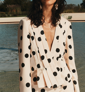 Blazer beige elegante con lunares negros, mangas largas y diseño cruzado, perfecto para la oficina - Product Image 3