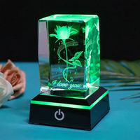 Vente en gros Honor Personnalisé Gravé au laser 3D Cube Base de lumière rotative K9 LED Crystal Glass Cadeaux de mariage