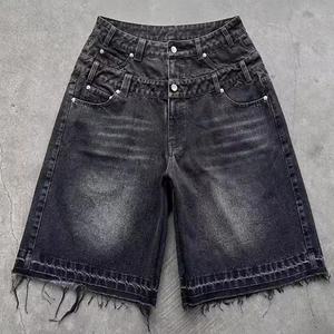 กางเกงยีนส์ขาสั้นผู้ชายทรงกลางเอวสูง สีเข้มฟอกกรด แต่งขาดแบบวินเทจ พร้อมโลโก้ถักสีเดนิมแบบกำหนดเอง ขายส่ง - Product Image 1