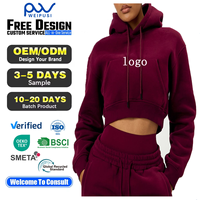 Ensemble de survêtement molletonné oversize personnalisé avec logo, comprenant un sweat à capuche court et un pantalon de jogging large pour femme