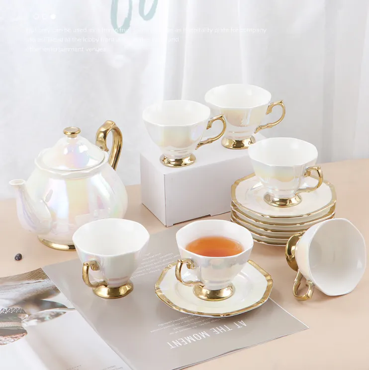 Набор керамических чайных чашек и блюдца