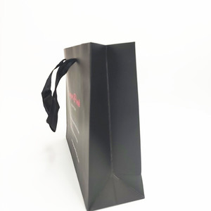 Bolsa de regalo de papel negro de lujo al por mayor, bolsa de papel con asas de satén y logotipo de marca impreso personalizado para empaque de tiendas de moda - Product Image 3