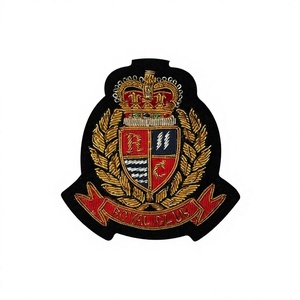 Insignia Bordada a Mano Personalizada con Hilo Dorado de Lujo y Cuentas, Diseño Único en Tela de Lona para Coser en Prendas - Product Image 1