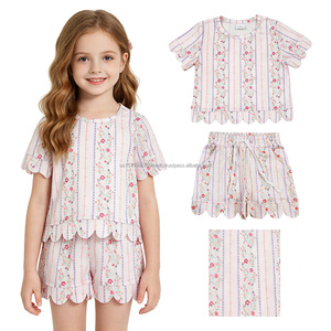 En stock: Conjunto de ropa de verano para niñas con pantalones cortos rojos, bordado de sandía y bolsillos a rayas. Venta al por mayor de conjuntos para niños pequeños. Ropa de fábrica. - Product Image 3
