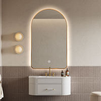 Miroir de salle de bain LED moderne personnalisé avec cadre doré arqué, capteur tactile, anti-buée et rétroéclairage pour hôtel de luxe et maison