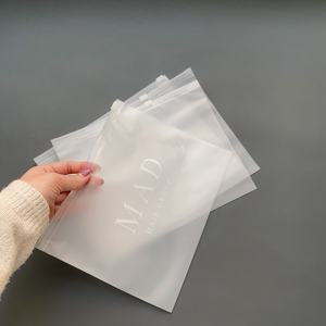 Sacs à fermeture éclair horizontaux givrés personnalisés imprimés blancs - Emballage poly transparent mat pour chaussettes et vêtements (personnalisation de marque) - Product Image 2
