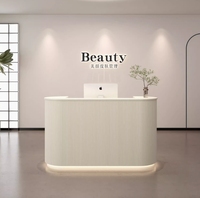 Comptoir d'accueil de luxe en bois blanc pour spa, petit salon de beauté moderne, réception pour hôtel avec lumières LED